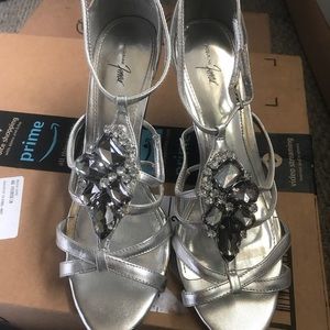 Jacqueline Ferrar jeweled silver heels size 10M